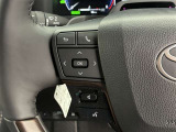 運転中、オーディオの操作をしてて、ハッとしたことはありませんか?ステアリングスイッチは、運転中でもハンドルでオーディオの操作が可能です。安全なドライブをサポートします。