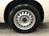 14インチスチールホイール(155/80R14)装着です。