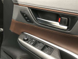 【ポジションメモリー(運転席)】2名分のシートとステアリングポジションを記憶・再現可能です。