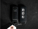 ◆スマートキー◆カギをバッグやポケットに入れたままでもドアロックの開閉ができる『スマートキー』付き!雨天や暗くなってもカギを取り出す必要がなくドアの開錠&エンジンも始動できます