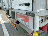運転席側当たりゴムに曲がりがあります。