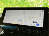 鮮明な地図表示で、安全運転をサポートします。周辺の施設情報も確認でき、お出かけの計画も立てやすい機能が満載です。