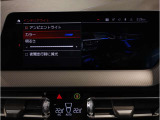 【ⅰドライブナビゲーション】文字情報も鮮明に表示する高解像度カラーディスプレイを採用。視認性に優れた地図デザインと特徴的な建造物を目印にした描写表示で現在位置を把握できます。地図データの更新も可能です