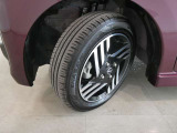 フロントタイヤの溝も十分に残っております。タイヤサイズは155/65R14となっております。