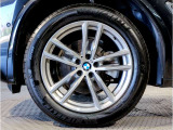 【BMWアロイホイル】軽量かつ強度に拘ったアロイホイル。走行性能ポテンシャルを引き出す設計。車の足元を引き締めてくれる大きなポイントはアロイホイルです。