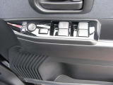 パワーウインドウ(運転席:ワンタッチ、キーオフ後作動、挟み込み防止機構付)スイッチベースです。ミラーの調整/格納なでコンパクトにまとまっています。ボトルホルダーも付いています。