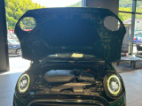 納車前点検にて360&deg;チェックを実施いたします。MINI専門メカニックが確認をして、交換基準に達している部品があれば純正部品に交換をし、メカニックによる試運転を経て、お客様のもとへお届けします。