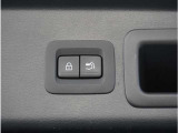 【パワーバックドア】スマートキーや運転席のボタンを押すだけでリアゲートが自動で開閉します。両手に荷物を持っている時や高い位置のバックドアを閉める際に便利な機能です。