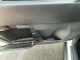 助手席ドア内側 車検証入れなど収納有り。