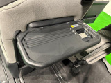 飲み物や食べ物を気軽に置ける格納式シートバックテーブルを、運転席と助手席の背もたれにご用意。車内の休憩も快適です!