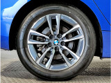 BMWの純正アロイホイールは軽量かつ強度にも優れているホイールで走行性能を引き上げる設計になっております。足元にもBMWは妥協がなくこだわっている個所になります。