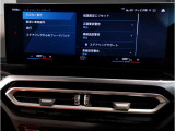 【ⅰドライブナビゲーション】文字情報も鮮明に表示する高解像度カラーディスプレイを採用。視認性に優れた地図デザインと特徴的な建造物を目印にした描写表示で現在位置を把握できます。地図データの更新も可能です