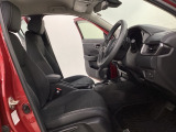 広い足元にゆったり座れるシートには肘掛けも装備しており長距離の運転でも疲れにくくなってます。女性でも運転がしやすいように、シートの高さ調整機能(シートリフター)がついています。