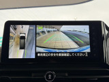 後方確認をサポートするカメラ映像を表示します。駐車場での出し入れや、狭い道での運転をより安全に行うことができます。