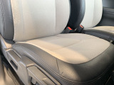 【コンビネーションシート】上質な質感と快適な座り心地を両立。車内に高級感を演出します。