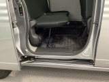 ホンダ車の低床ボディは乗りやすく、足元も広びろですよ。