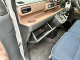 グローブボックス収納です。車検証ブックなどを収納するのにピッタリです♪