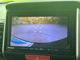 駐車時や後退時の安全をサポートするバックモニター。リアビューカメラで後方の状況を確認し、安全確認を支援します。