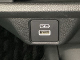 アクセサリーソケットの下に、充電可能なUSB端子がついています。移動中に充電もできるので便利です。