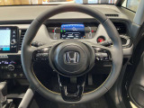 運転している間、長く触れているものだから手になじむハンドルがいいですよね。本革巻のステアリングは乗れば乗るほど手になじんでいきます。
