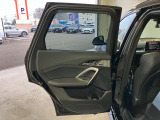 アンビエントライト:直接照明と間接照明を組み合わせて車内を印象深く演出し、寛ぎに満ちたインテリアの雰囲気を生み出します。