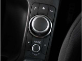 マツダコネクトを手元で操作するコマンダーコントロールはスイッチ類も大きく操作しやすく作られています。