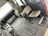 後部、補助シートで車いすの方とも近いので介護される方も安心です。