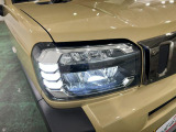 白く明るい光で夜間走行をサポートするLEDヘッドランプを搭載