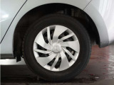 ◆純正ホイール装着車◆シンプルなデザインのホイールキャップ付きです。