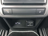 後席も左右の座席にシートヒーターを装備しております。