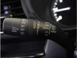 【オートワイパー機能】レバーをAUTOの位置にしているとき、レインセンサーが雨を感知すると、雨量に応じて、ワイパーが自動で作動します。