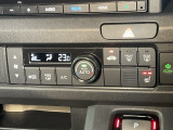 操作性の良いエアコンパネル。運転席シートヒーター付きで寒い冬も快適ドライブ。