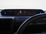 アナログメーターの無い、高さが抑えられたメーターパネル。運転席のひろびろ視界をさえぎることなくドライバーに必要な情報をタイムリーに伝えます。