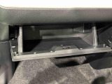 大きな荷物を収納できる、便利な助手席グローブボックス