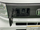 普通充電はフタを直接押し、急速充電は車内のボタンを操作して開け、あとは充電コネクターを差すだけで充電開始します。簡単な充電操作と、フタの開け方を変えることで差し間違いを防げる安心感。