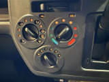 マニュアルエアコン車です。
