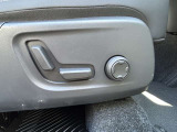 運転席シートは自動で細かな調節が可能です。