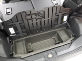 フレキシブルボードが標準装備なので荷室床の高さや形を変えることで、積む荷物に応じて使い分けできるアレンジ性が高い機能です。