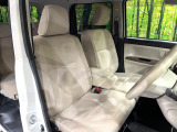 運転席まわりには十分なスペースがあり、大柄な方でもゆったり運転していただける環境です。