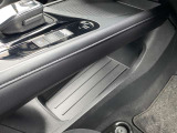 センターコンソールの下には荷物をスッキリ収納できるスペースがあります!