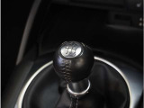 【シフトレバー】シフトもとても操作しやすいデザインになっております。運転する人の事を第一に考えた操作性の高い仕様です。
