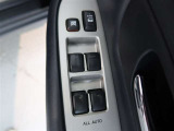 オートパワーウインドウ付きです。運転席から全席の操作ができて、開閉操作のロックが可能です。