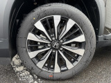 純正アルミホイールです。タイヤサイズは、215/55R17です。