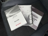 メンテナンスノート、取扱説明書です。 その車の整備記録が事細やかに記録されています。 車が生まれてから今までどのような道を歩んできたのか判るとても重要な物ですよ。