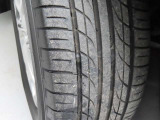 タイヤサイズは「215/60R16」になります。タイヤの溝は約3mm残っています。