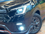 【LEDヘッドライト】悪天候や夜間走行時も良好な視界を確保し安心して運転できる高輝度LEDヘッドライトを装備!点灯速度が早く、消費電力も抑えられています。