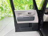 運転席側のドアトリムは、細部にまでこだわったデザイン。使いやすさを追求した設計で、快適なドライブをサポートします。