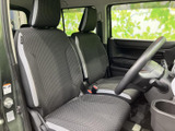 シンプルで使いやすい内装。無駄を省いたデザインで、運転に集中できます。清潔感があり、快適な空間を提供します。