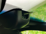 握りやすいステアリングホイールは、長距離運転でも疲れにくい設計です。操作系のスイッチも配置され、集中した運転をサポートします。