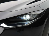 強い意志を秘めた瞳の様な造形が美しい、LEDヘッドライト。前方者や対向車を検知して、ハイ/ローを自動切換えするハイビームコントロールを採用しています。